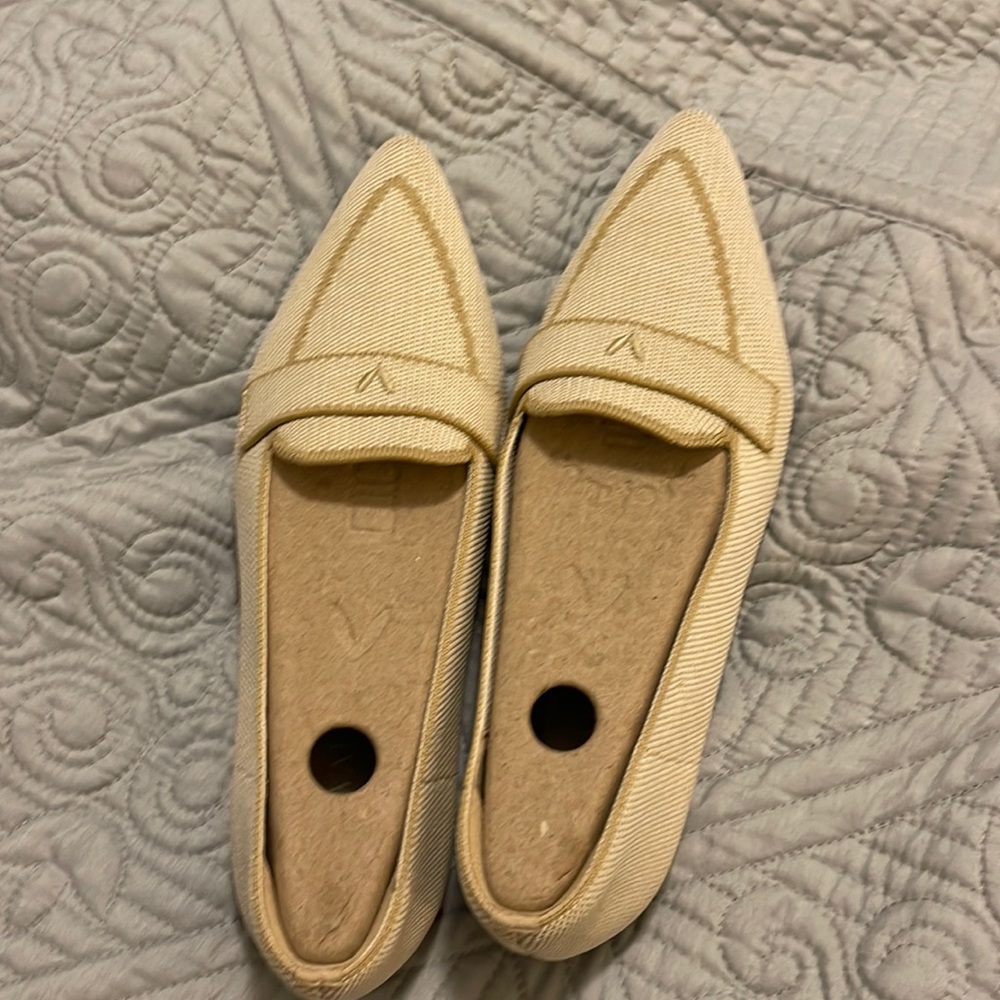 Vivaia Amelia Flats Size 37 beige NWT